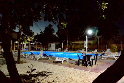 piscina di notte